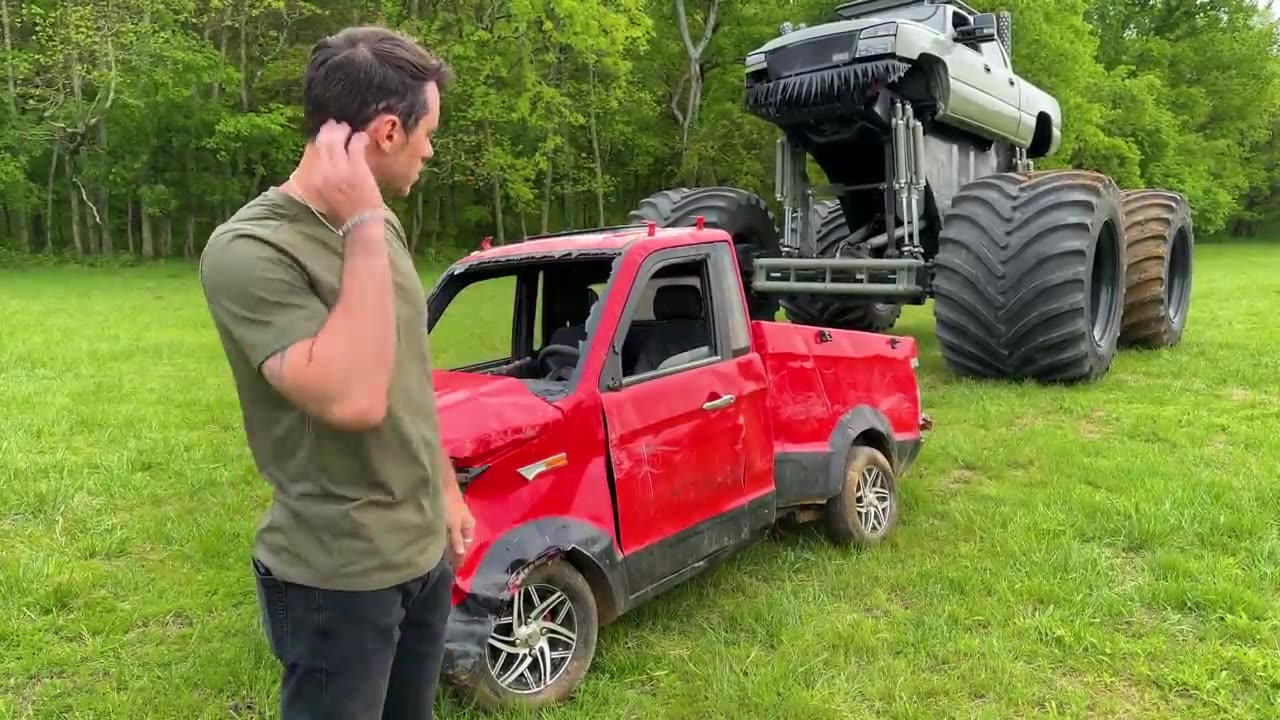 BIGGEST TRUCK IN THE WORLD V.S THE SMALLEST TRUCK IN THE WORLD| SEE WHAT HAPPENS