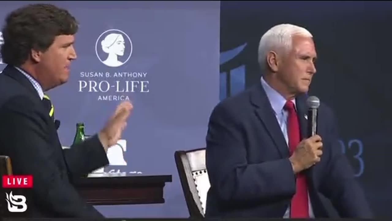 [USA] Tucker HUMILIATES Pence on stage about Ukraine