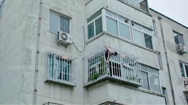 Naughty children climbed the fence, the critical moment,