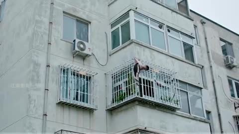 Naughty children climbed the fence, the critical moment,
