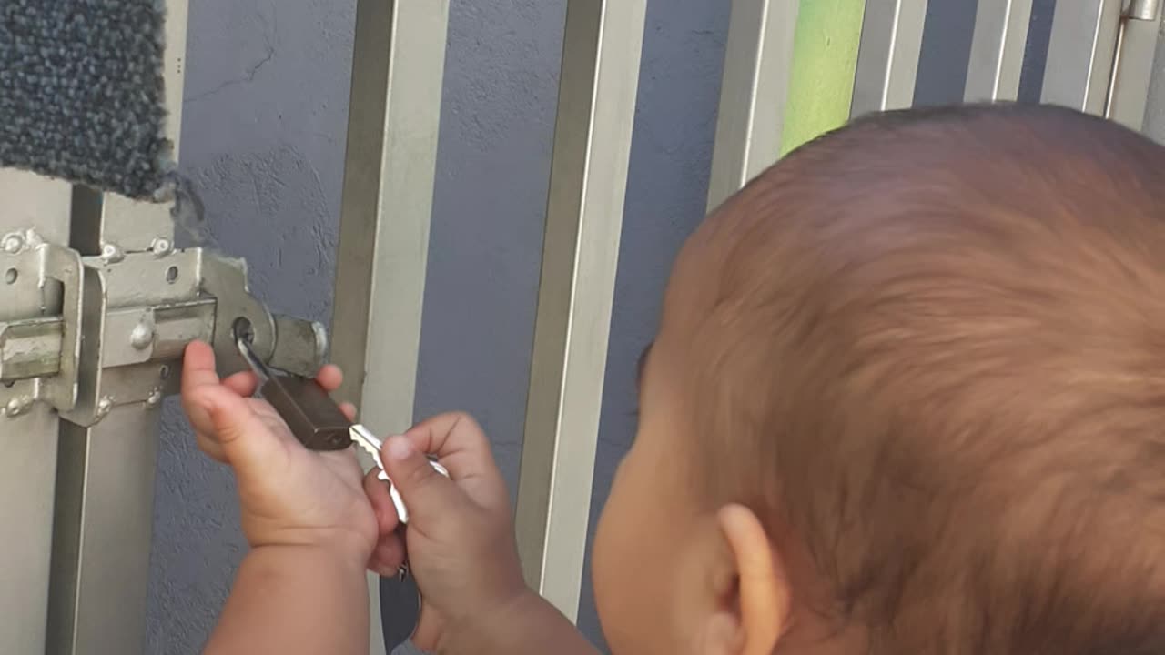 Meu sobrinho Samuel tentando abrir o cadeado