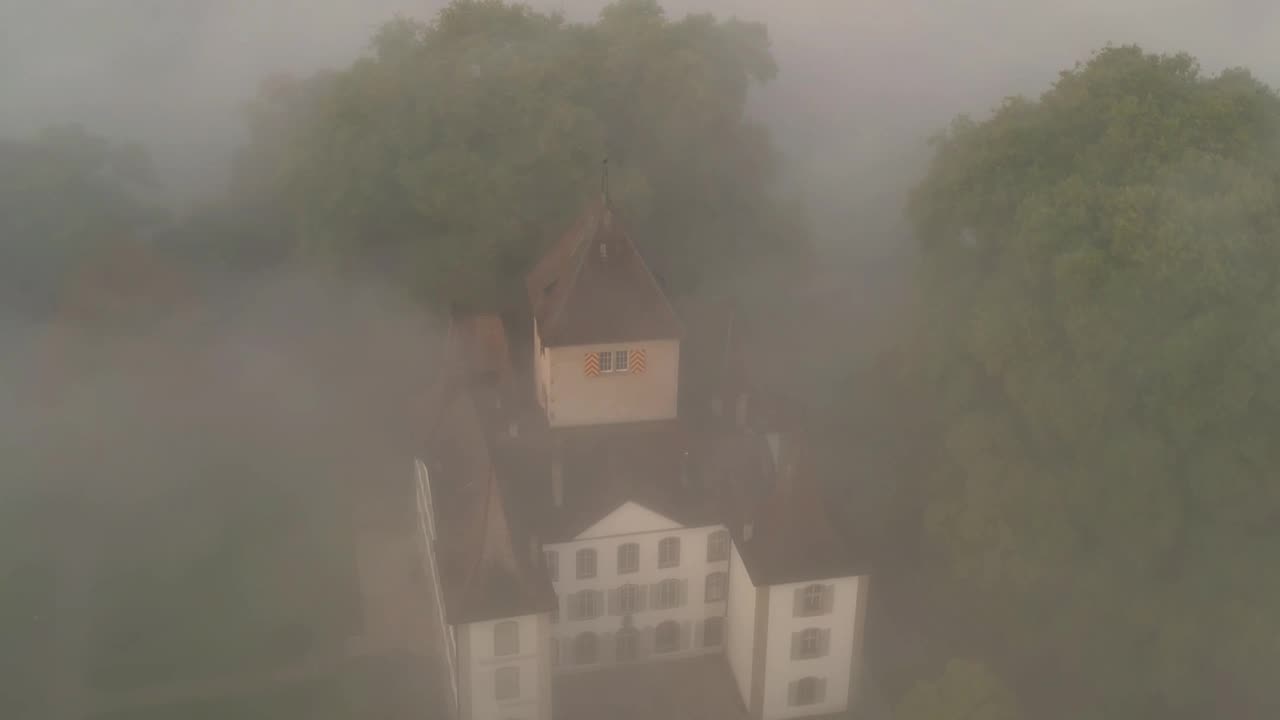 Sunrise above the fog at Castle Jegenstorf | 360° Done Magic in 4K #switzerland #djimini3pro #fog