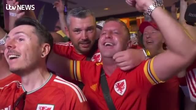 Dafydd Iwan performs Welsh anthem 'Yma O Hyd' with hundreds of fans in Qatar