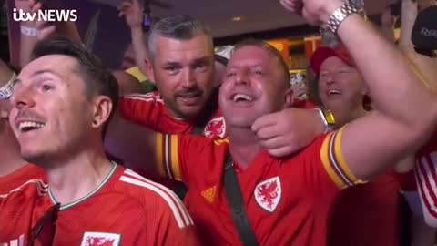 Dafydd Iwan performs Welsh anthem 'Yma O Hyd' with hundreds of fans in Qatar