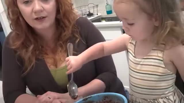 2-year-old goes viral for her hilarious diner routine l GMA