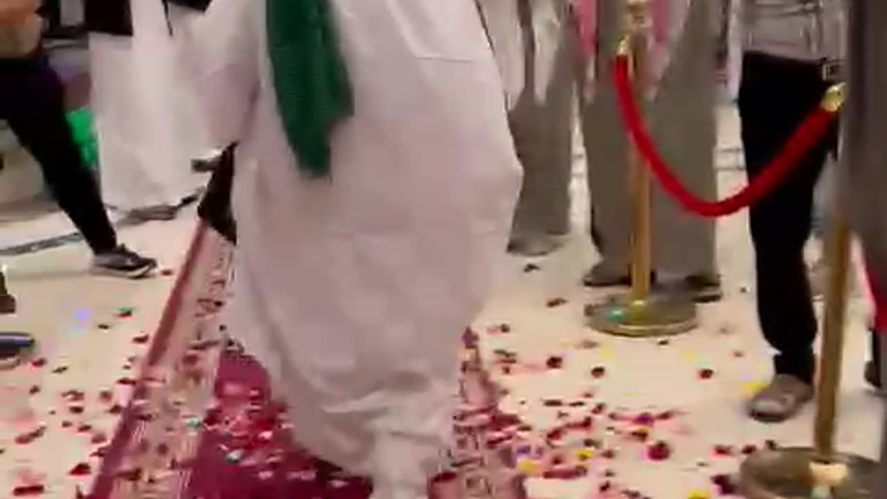 مکہ المکرمہ پہنچنے والی پہلی ایرانی حج مہم کا بروز منگل فجر کے وقت اہل مکہ المکرمہ کا شاندار استقبال
