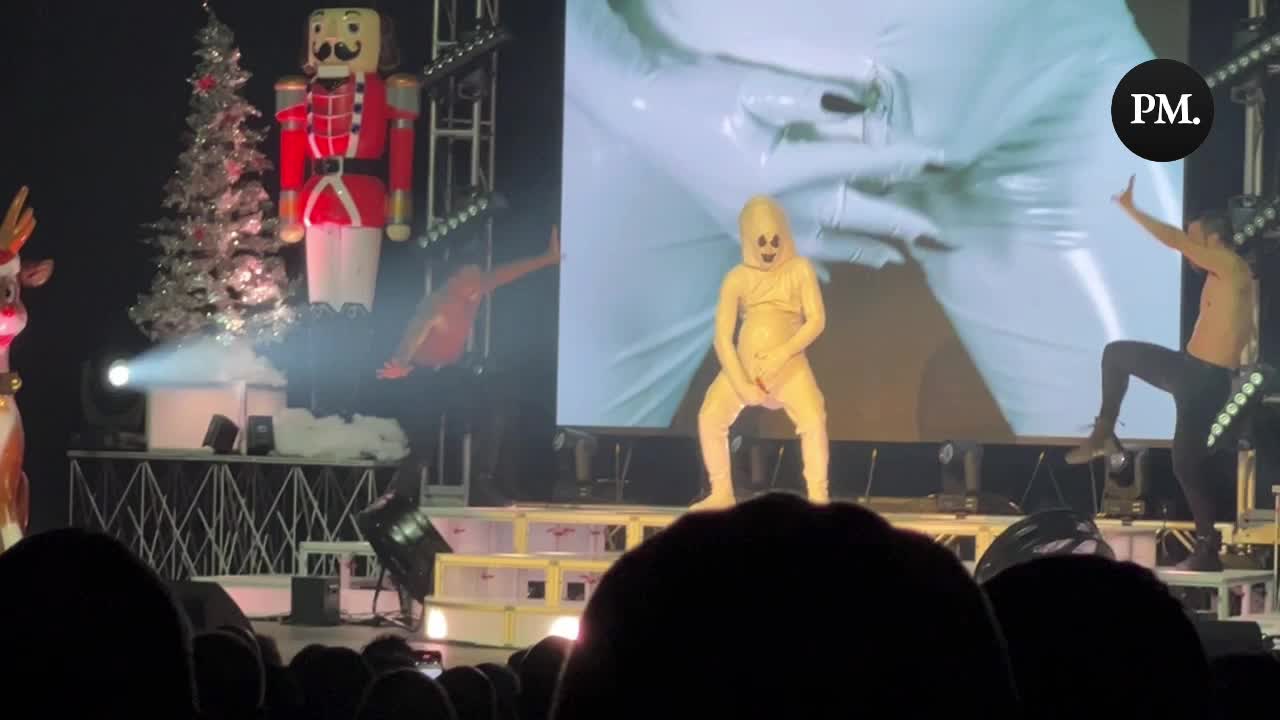 A drag queen “gives birth” in a bizarre explicit performance during a “family-friendly” Drag Queen Christmas event in Orlando, Florida. Children are in the audience