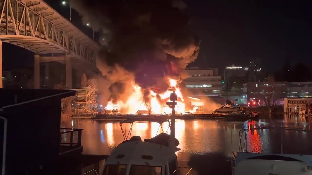 About 30 boats engulfed by giant fire in Seatlle, WA