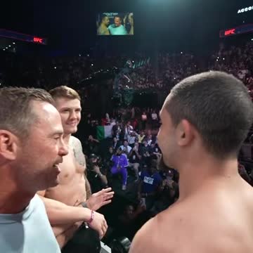 Hit him with the ☝️ #ufc #marvinvettori #robertwhittaker #mma