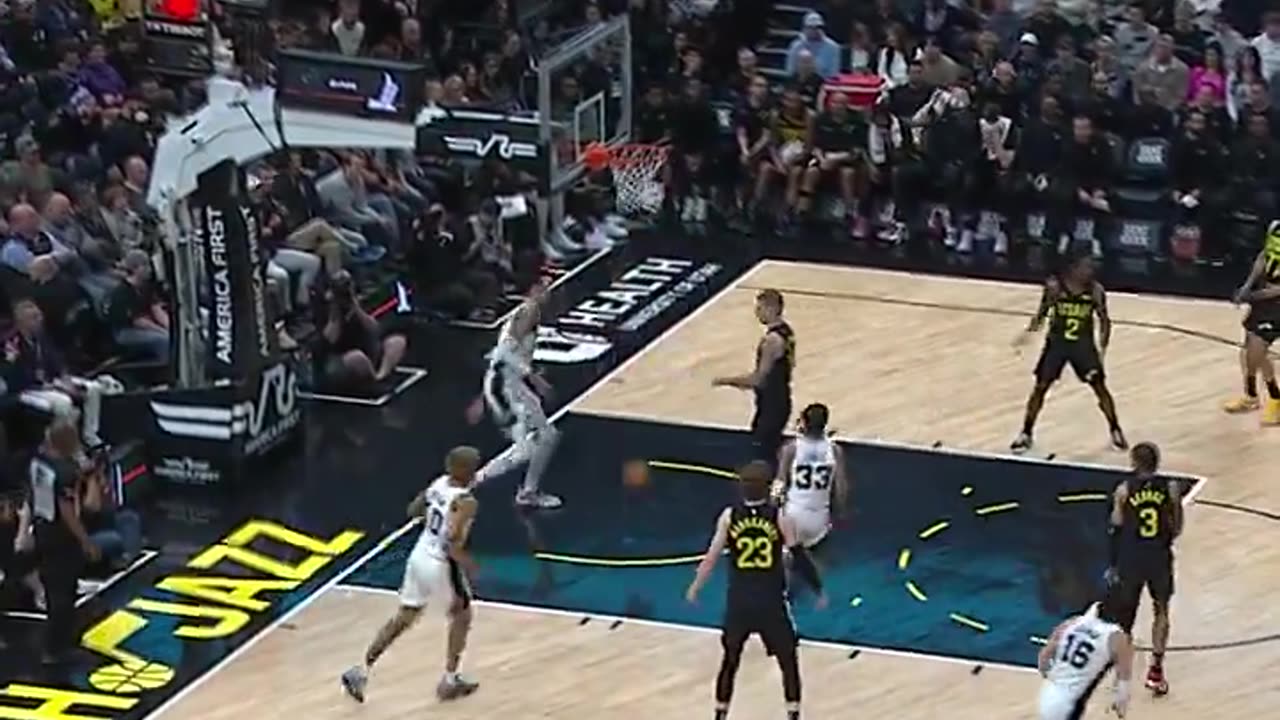 Wembanyama Soars for Alley-Oop! Spurs Dominate Early vs. Jazz