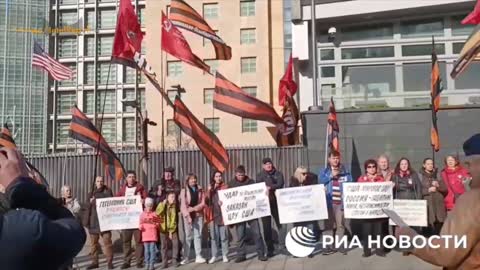 Russians RALLY outside US embassy in Moscow