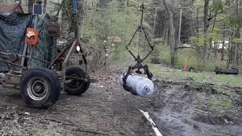 Light hand powered crane with grabber