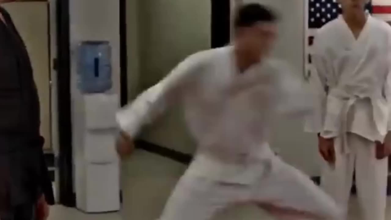 Fight smart, not hard 🧠 #cobrakai #cobrakai🐍 #hawk #elimoskowitz #balance #karate #cobrakaichop