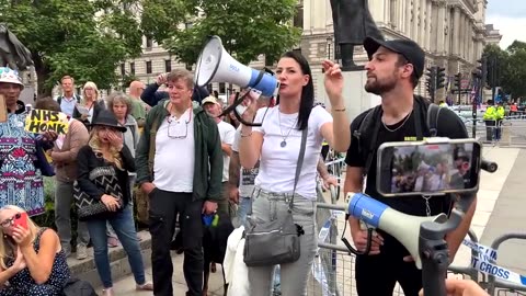 Get Starmer Out! Brave Crowds Protest Outside Parliament!