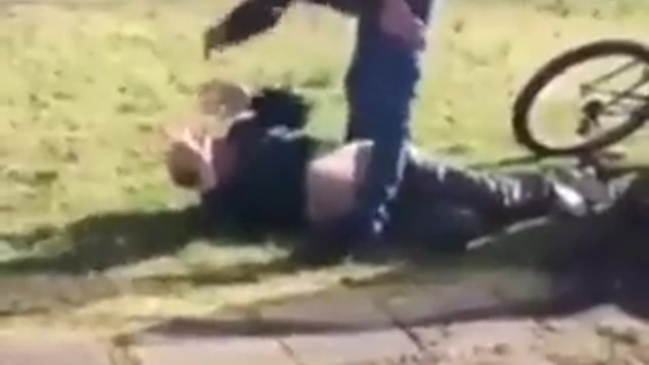 Father beats up pedophile for talking to his 6 year old daughter