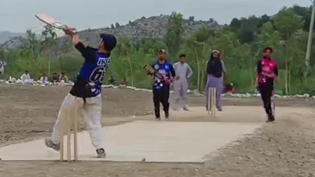 Cricket || a very poor player only making pose can't hit the ball