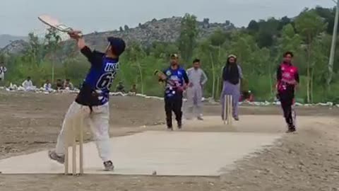 Cricket || a very poor player only making pose can't hit the ball