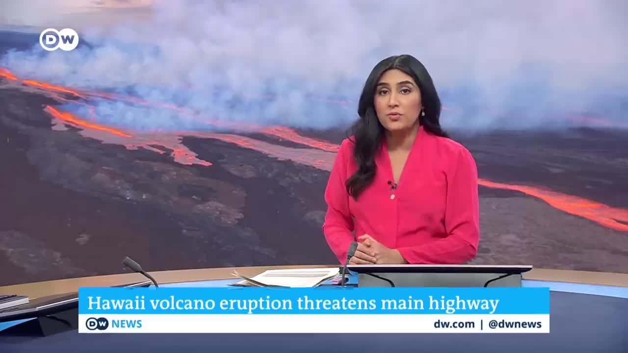 Mauna Loa volcano eruption threatens busy Hawaii highway _ DW News