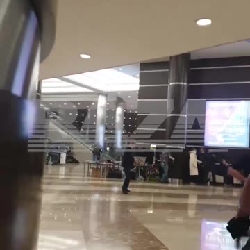 Schüsse in der Crocus City Hall – Menschen laufen in Panik fort