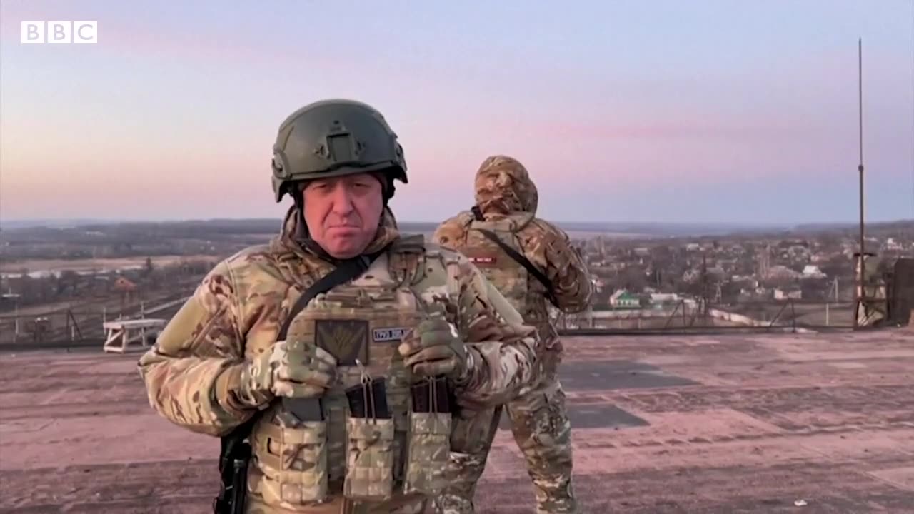 Ukraine city of Bakhmut surrounded, say Russian mercenaries.