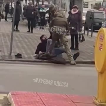 Hon na rekruty do ukrajinské armády v ulicích Oděsy