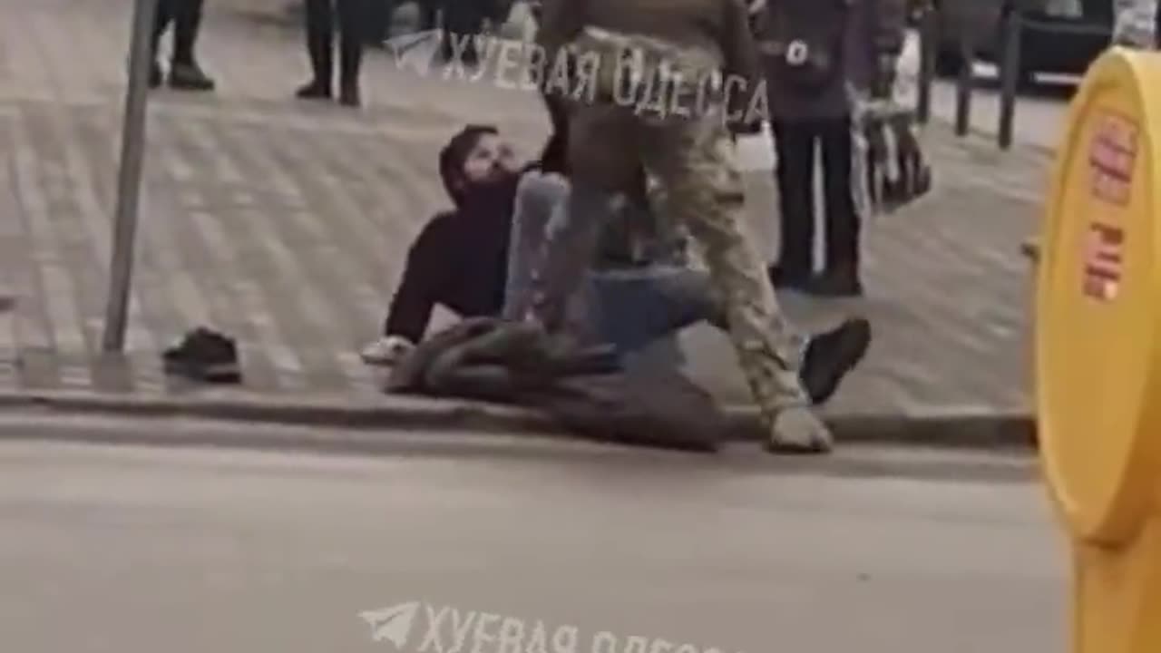 Hon na rekruty do ukrajinské armády v ulicích Oděsy