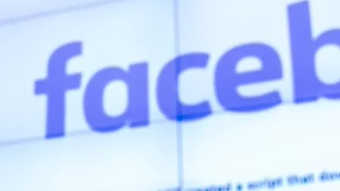"Mark Zuckerberg Says White House Pressured Facebook Over COVID-19 Content 💻🏛️😷