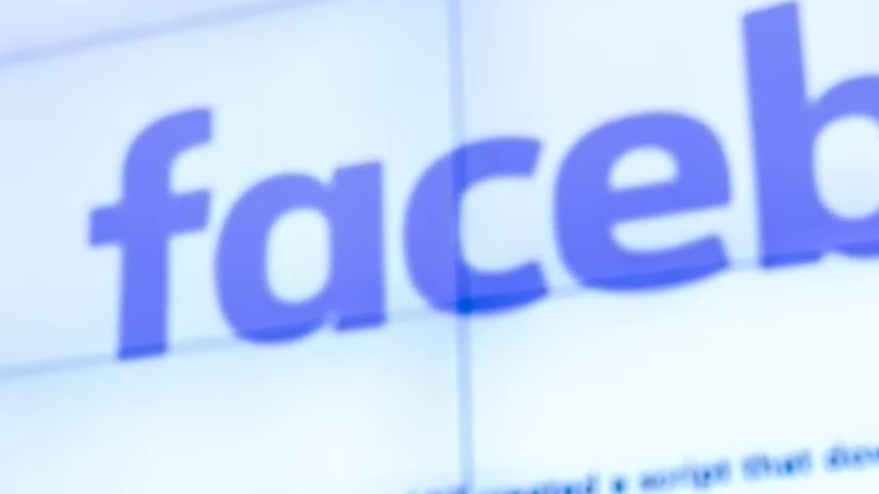 "Mark Zuckerberg Says White House Pressured Facebook Over COVID-19 Content 💻🏛️😷