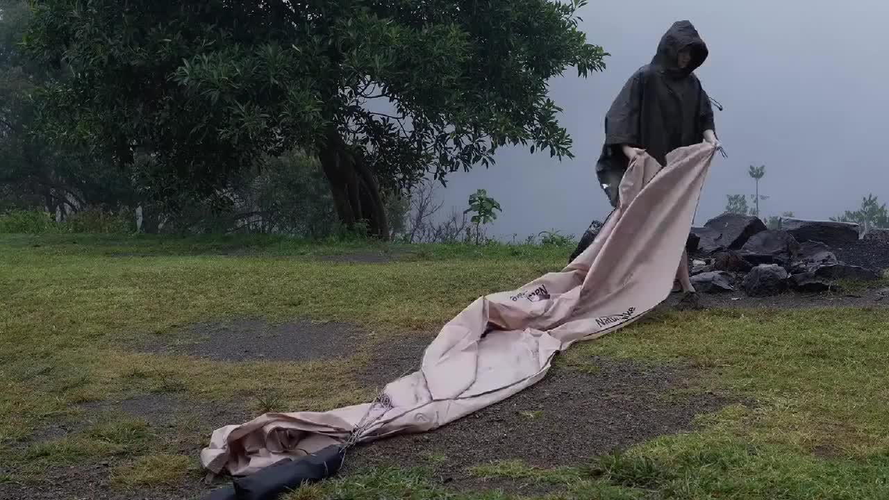 Car camping in the rain, a cup of hand brewed coffee, enjoy the sound of rain