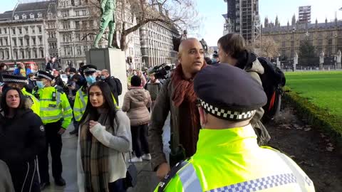 anti lock down protest this man nails his point to police. telling protesters to leave.