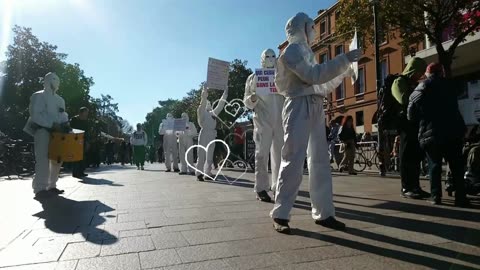 Les MAsques Blancs Toulouse Action pancartes+sitting+promo livre infirmiere suspendue le 18 fevrier