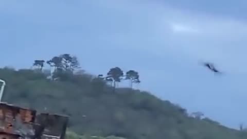 Helicópteros da polícia são atingidos durante megaoperação no Rio