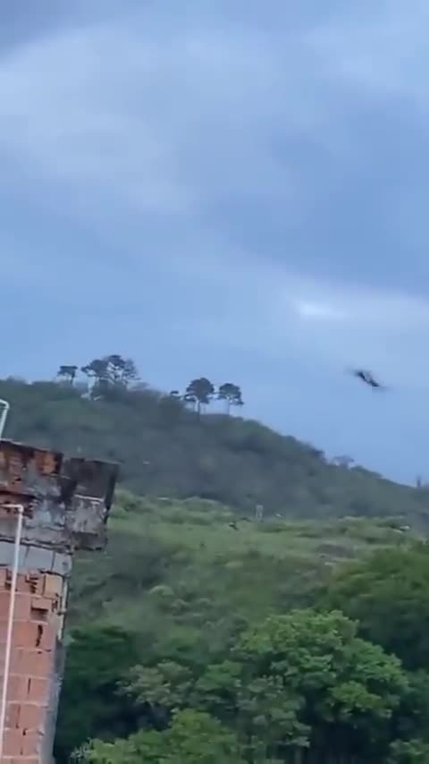 Helicópteros da polícia são atingidos durante megaoperação no Rio