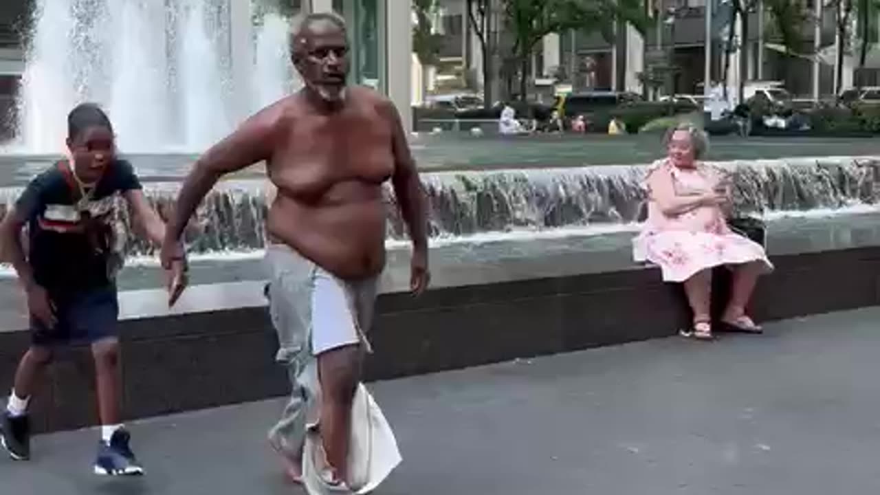 Bum Pushes Man into Fountain After Foot Stomp! 😂 #StreetComedy #NYC #FunnyShorts #LOL