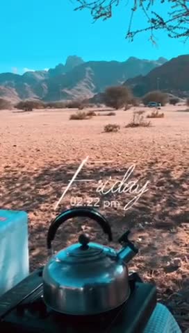 تخييم مع العائلة وتجهيز مشروبات دافئة مع سكون الطبيعة