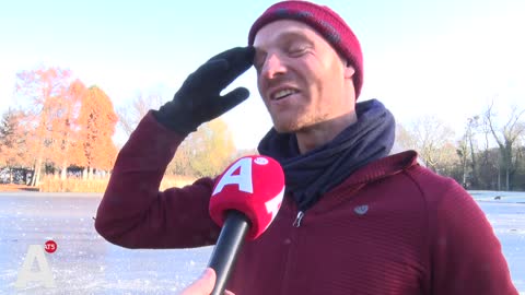 Schaatsfanaten op het ijs in Vondelpark