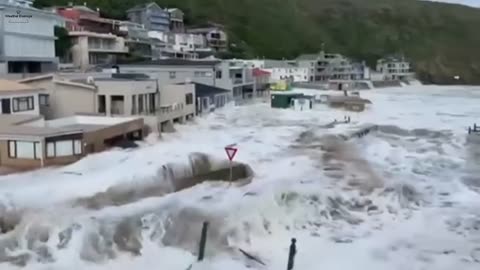 South Africa hit by gaint waves in Cape Town