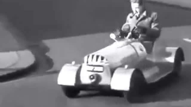 (Imagens Retrô) Britânicos em seus mini carros elétricos em 1940.