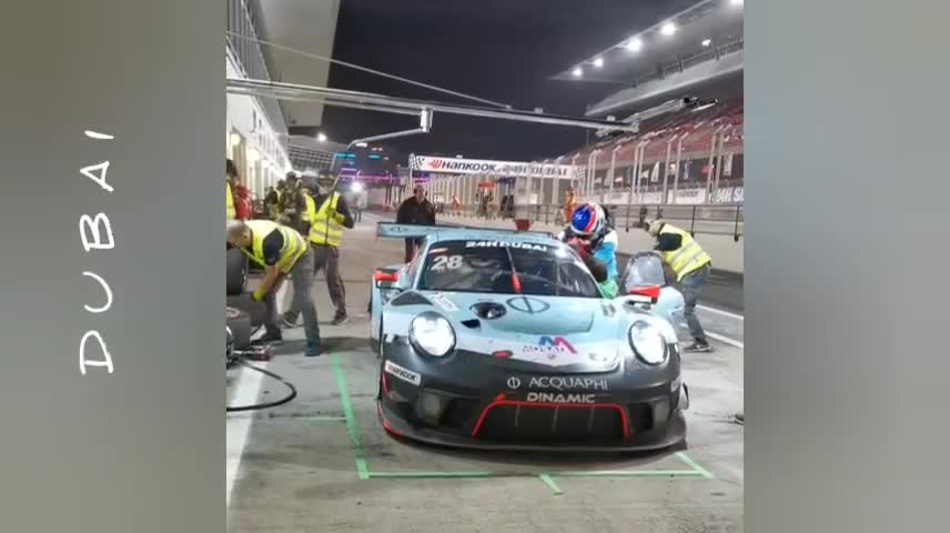 DUBAI 24H PORSCHE GT3 STOP