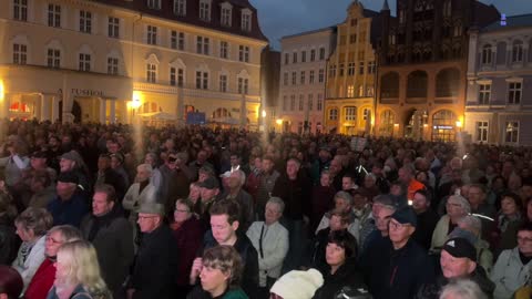 Stralsund - Die Moderatoren kündigen den Redebeiträg von Gerd an 05-10-2022