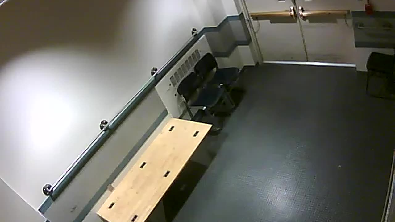 1657HQOB02PrisonerProcessingLobby_2021-01-05_06h00min01s027ms.mp4