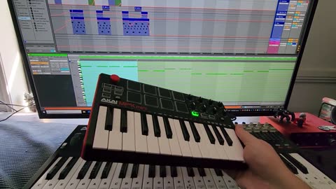 Akai Professional MPK Mini MKII - Midi Keyboard Controller Review!