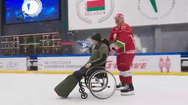 President of Belarus Lukashenko brought a Donbass militiaman who lost his leg