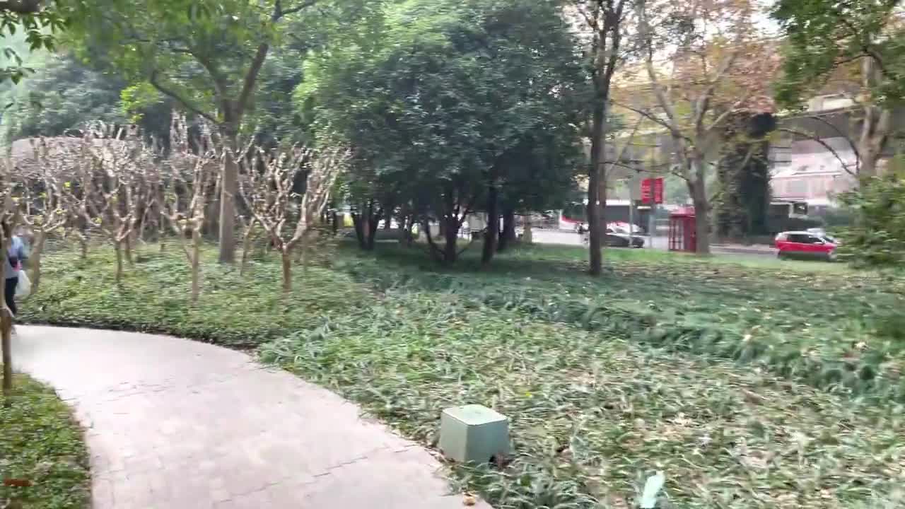 From the roof of the car forward, the left side of the enemy will be climbing out of