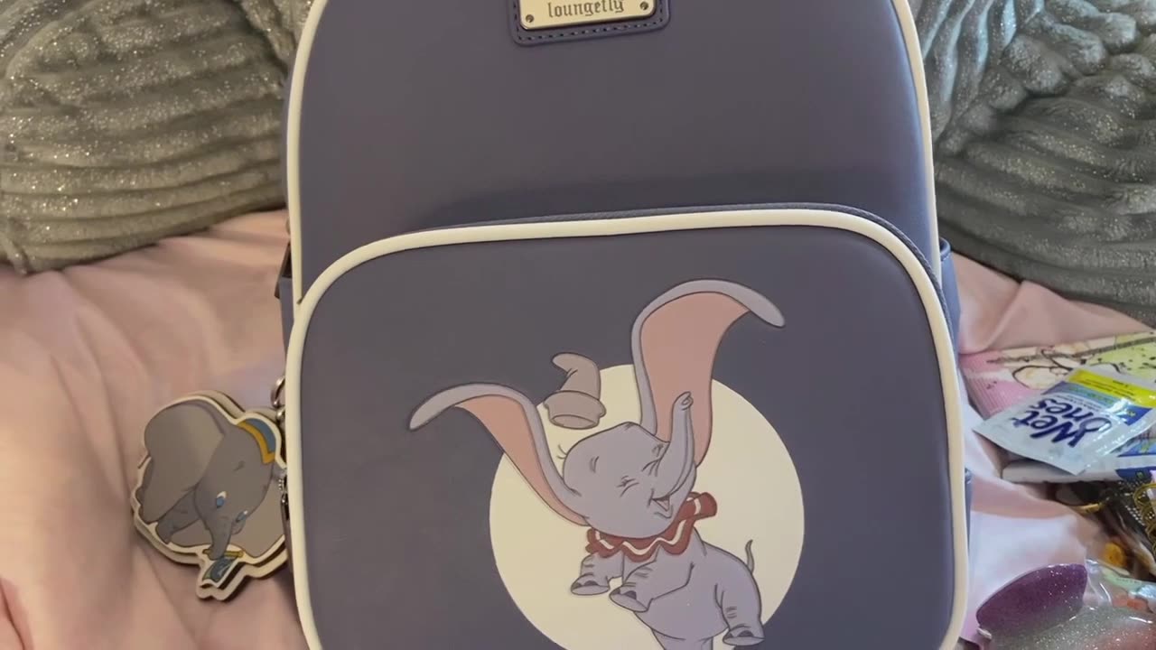 What's in my Loungefly Disney Dumbo Mini Backpack Purse