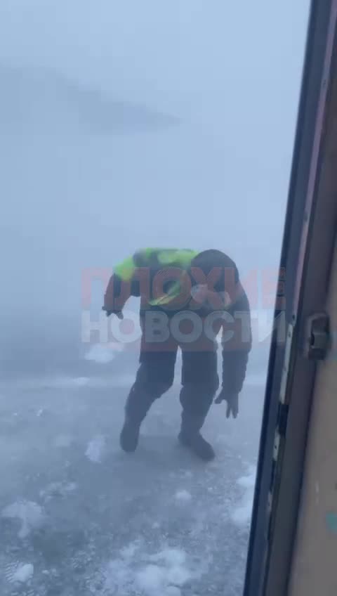 It is in such conditions that the technical staff of the airfield in Chukotka, serving the MiG-31