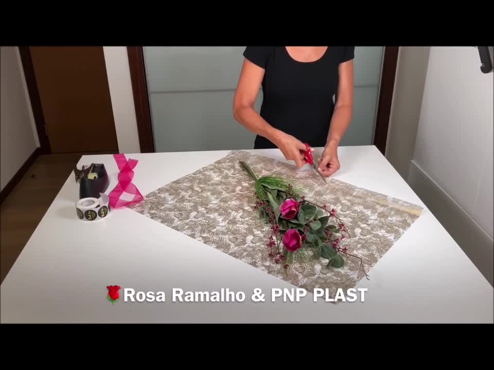 Wrapping a small bouquet in 50 seconds