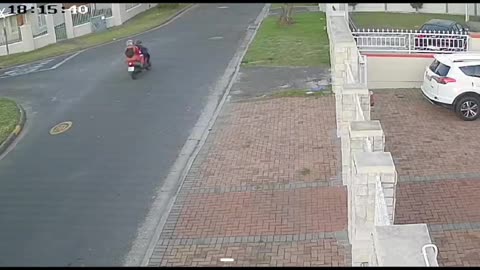 Skelms ry in hulle moer: Cellphone robbers crash motorbike, one arrested after Flats street chase