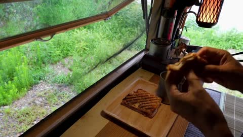 Truck camping in rainy days, accompanied by the sound of rain, enjoy and decompress