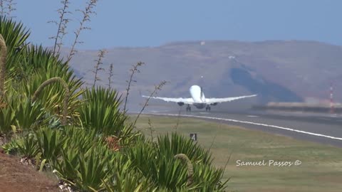 HEAVY TAKE OFF Using the entire runway (Enter Air B737) in Madeira